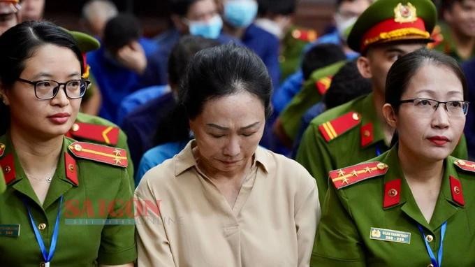 庭审上的被告人张美兰（前中）低头倾听检察官论罪。（图：黄雄）