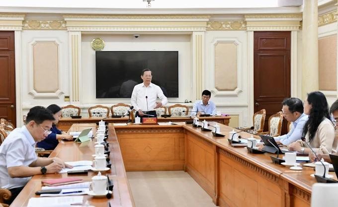 市人委会主席潘文迈（中）主持会议。（图：越勇）