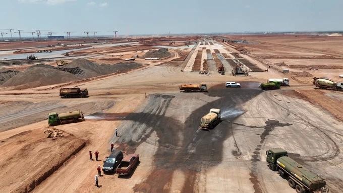 洒水车喷水有助减少隆城机场施工期间的红沙尘。（图：黄北）