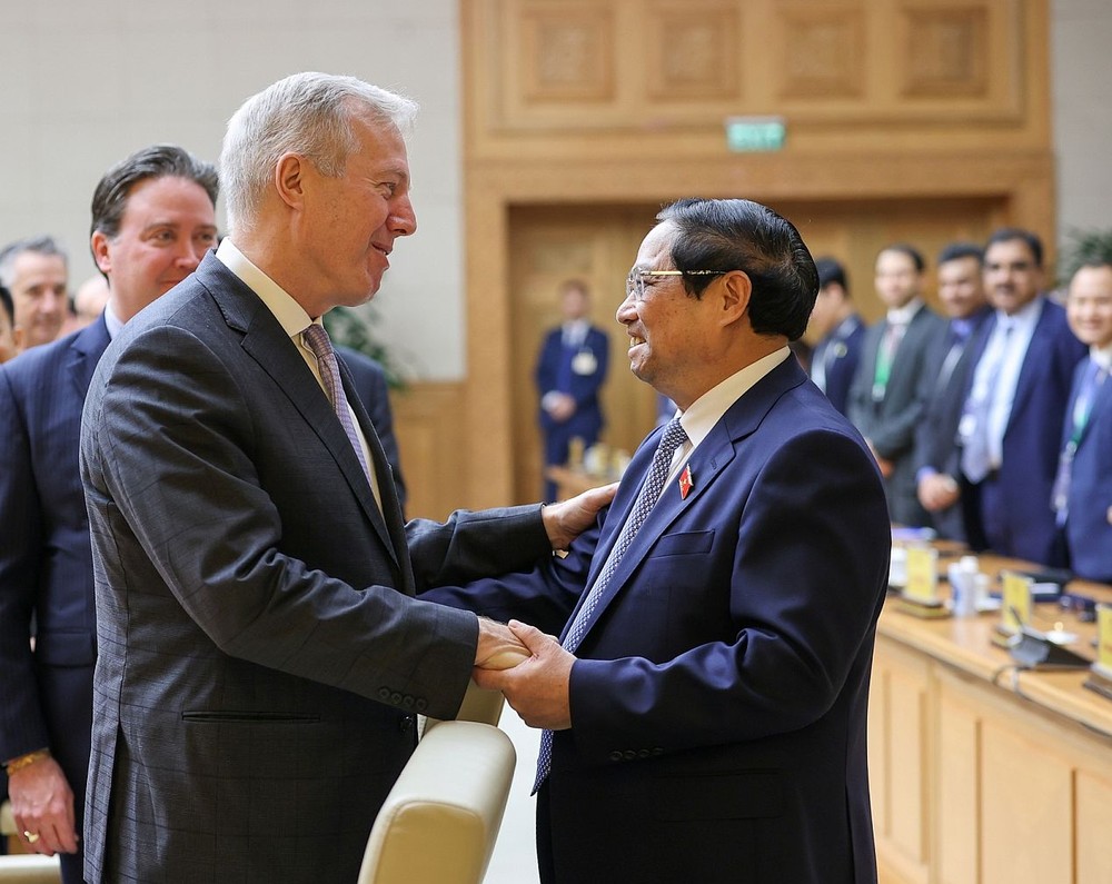 政府总理范明政与东盟-美国商务理事会主席兼首席执行官特德‧奥修斯率领交谈。（图：VGP）