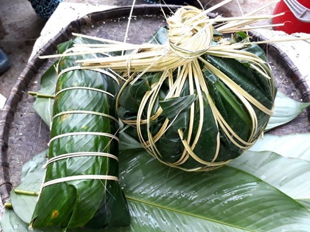 广宁省平寮县岱依族同胞包“父亲粽”和“母亲粽”。