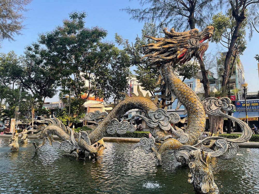 堤岸昇龙公园内的龙喷水池。