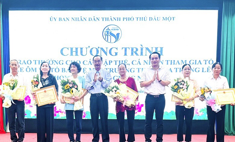 土龙木市表彰多个热心单位和个人 