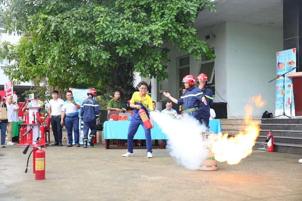 图为本市某一公寓居民演习灭火行动。（图：互联网）