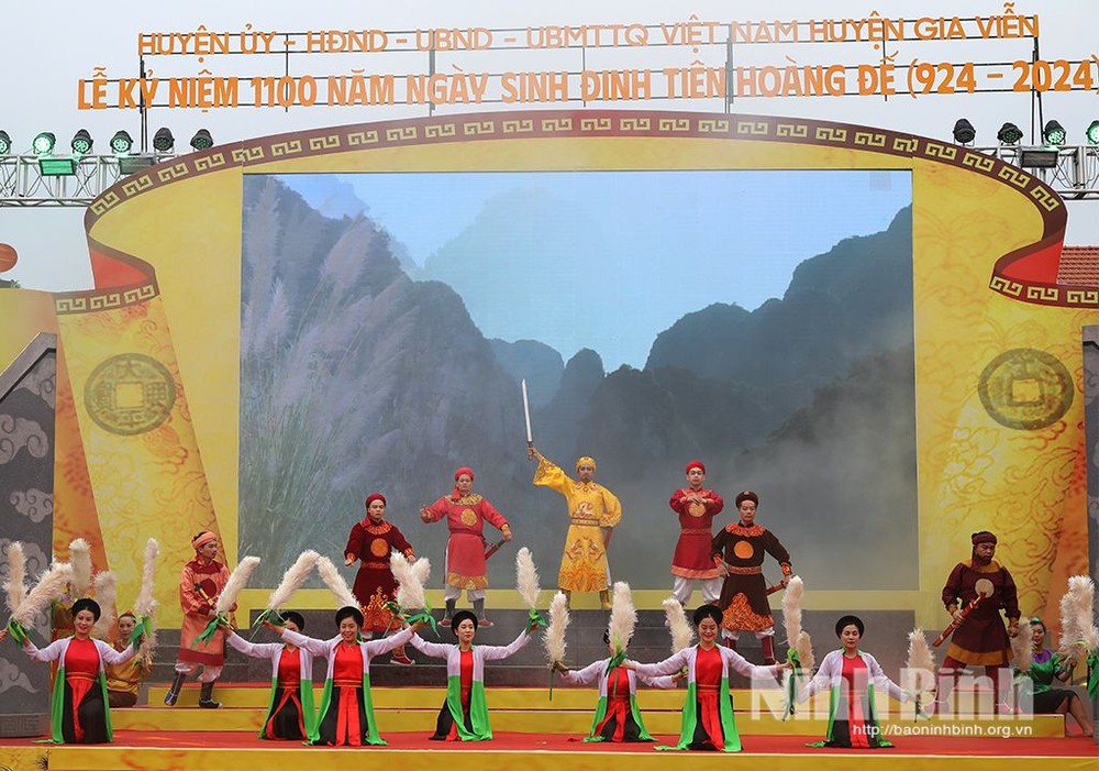 庆典仪式上民族英雄丁先皇的史诗表演一幕。（图：宁平报）