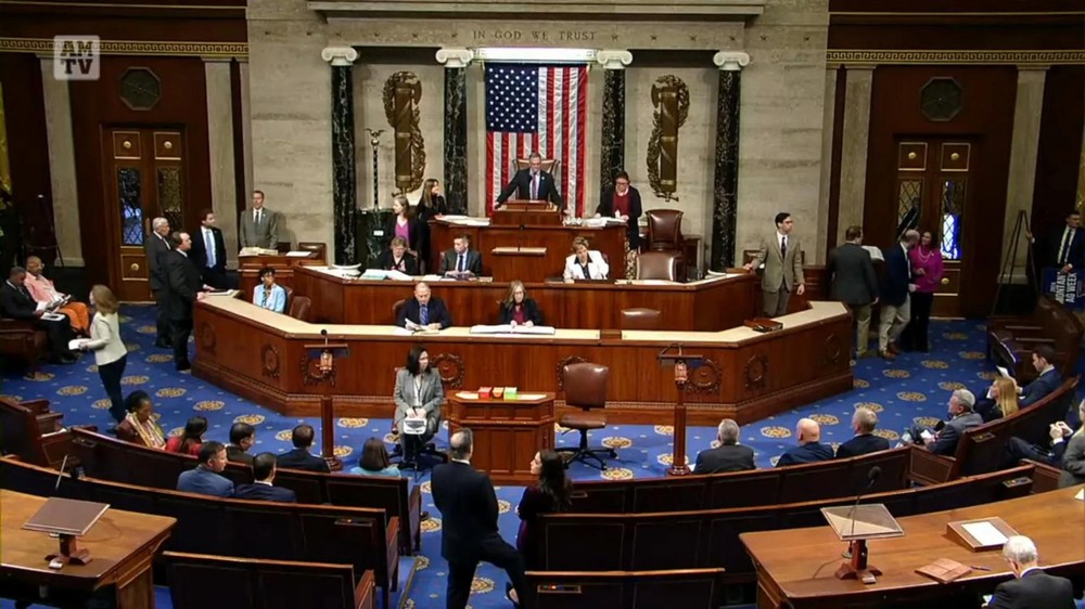 美国国会参议院当地时间23日凌晨通过总计1万2000亿美元的预算案，以避免部分联邦政府机构“关门”。（图：AMTV）