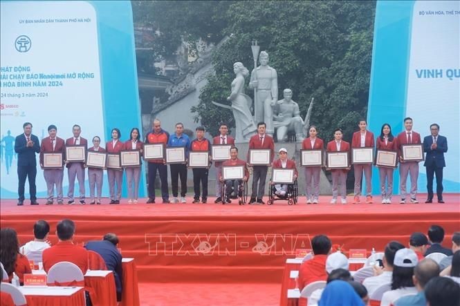 推崇表彰全国体育界模范代表