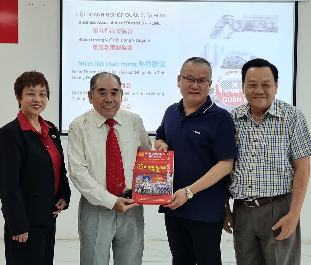 第五郡商会、东医会向广东进出口商会赠送纪念品。