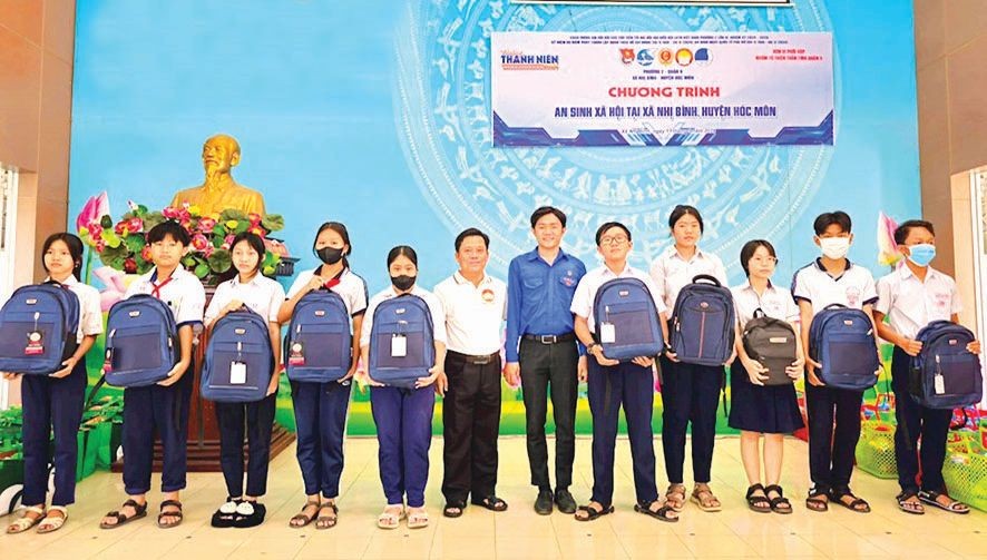 陈必盛(图中，青衣者)在福门县二平乡赠送清贫学生礼物。（图：市党部新闻网）