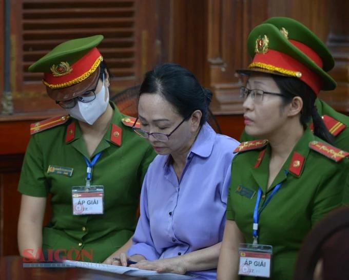 庭审上的被告张美兰（中）。（图：高昇）