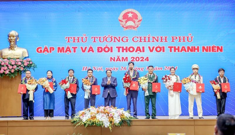 政府总理范明政祝贺青年模范代表。（图：越通社）