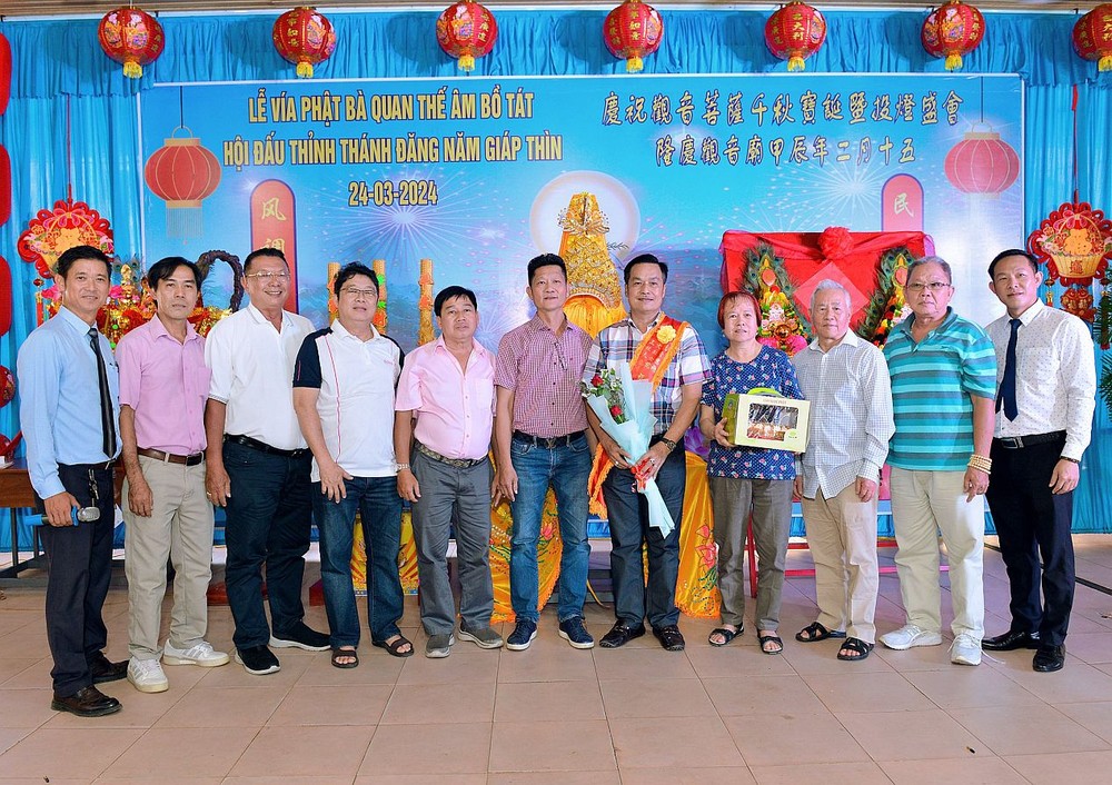 陈昶霖（右五）以3亿2800万元投得“观音慈袍 – 大金花 – 大龙香”。