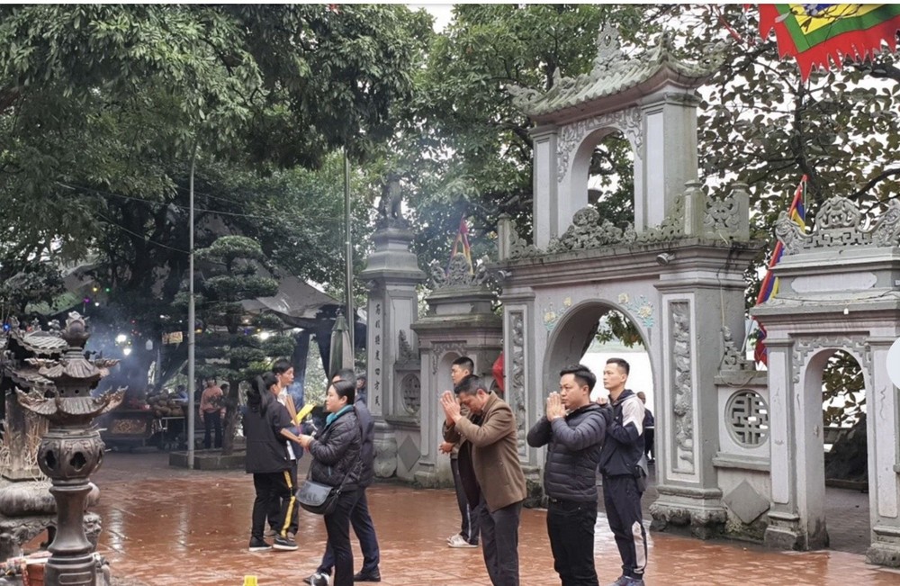 河靖左举亭吸引众多遊人。