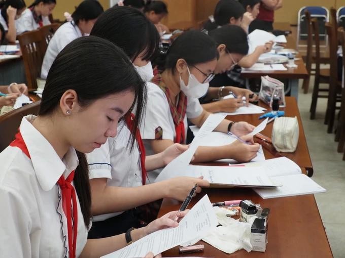 学生通过艺术领域体验人工智能