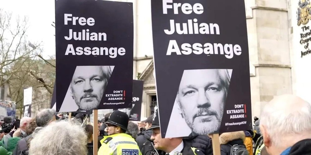 支持者在法院外声援阿桑奇。（图：互联网）