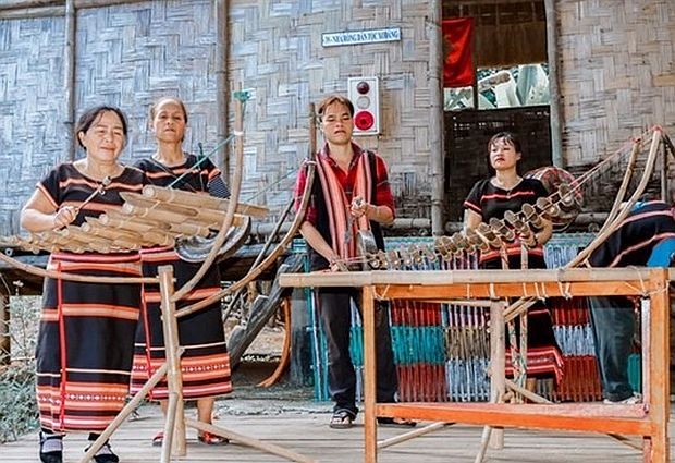 舍登族同胞演奏自己的民族乐器。