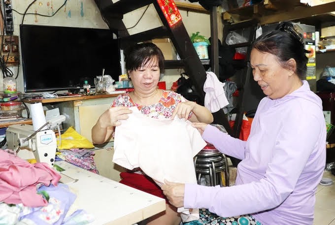 文丽怡（右）问候曾素兰的生活和工作。