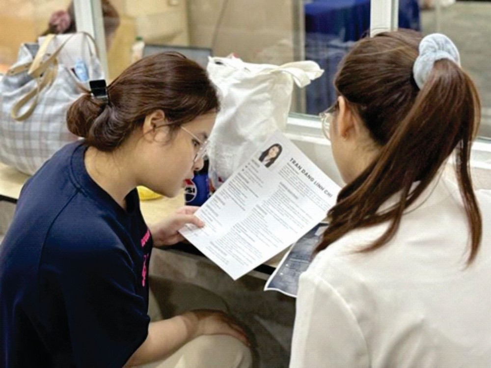 大学生自信使用英文简歷在招聘会参加应聘。（图：互联网）