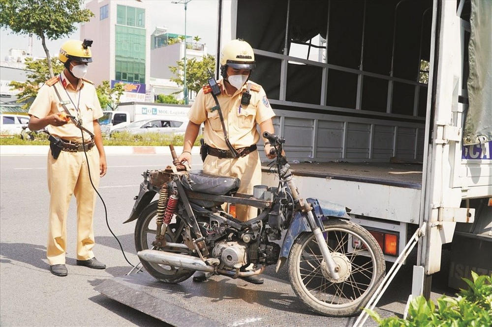 交警在范文同街扣押无证车辆。