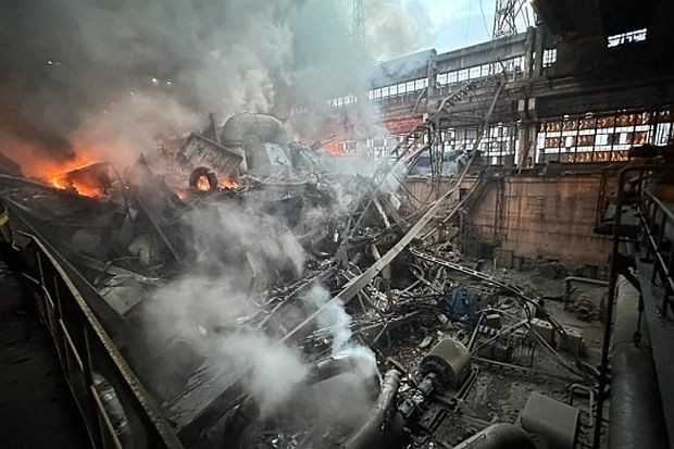 乌总理什梅加尔在社交平台上表示，俄军当天对乌发动大规模袭击导致第聂伯罗彼得罗夫斯克州、文尼察州、伊万诺-弗兰科夫斯克州等6个地区的能源基础设施受损，部分地区实施紧急断电措施。（图：互联网）