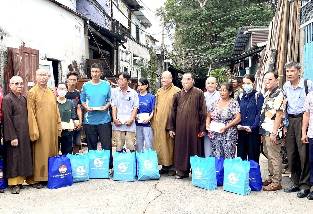 各界及时救助火警灾民
