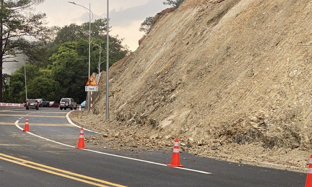 帕帘岭出现小规模滑坡事故