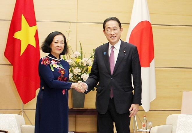 越南共产党中央书记处常务书记张氏梅与日本首相岸田文雄。（图：越通社）