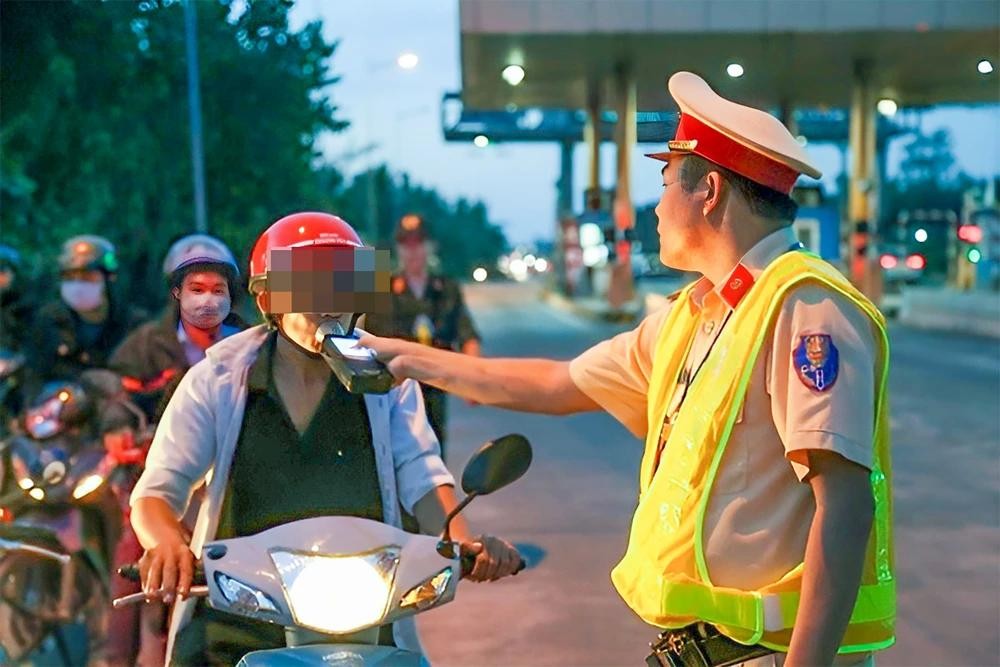 交警对一名机车骑士进行呼气式酒精测试。（图：警方提供）