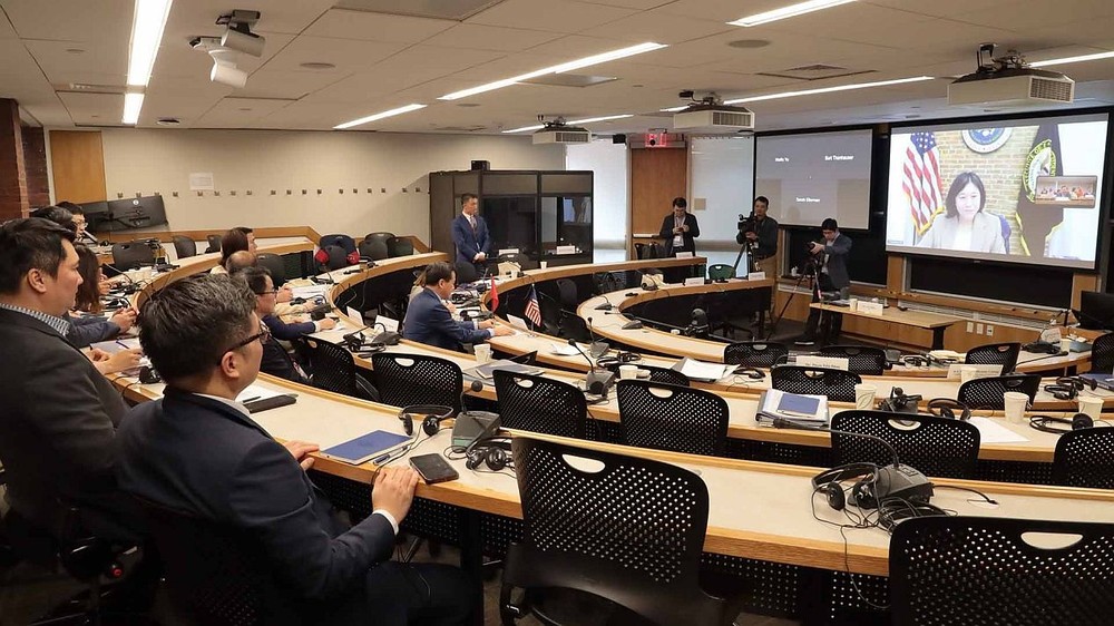 越南政府副总理黎明慨在波士顿与美国贸易代表凯瑟琳·戴举行交谈。（图：越通社）