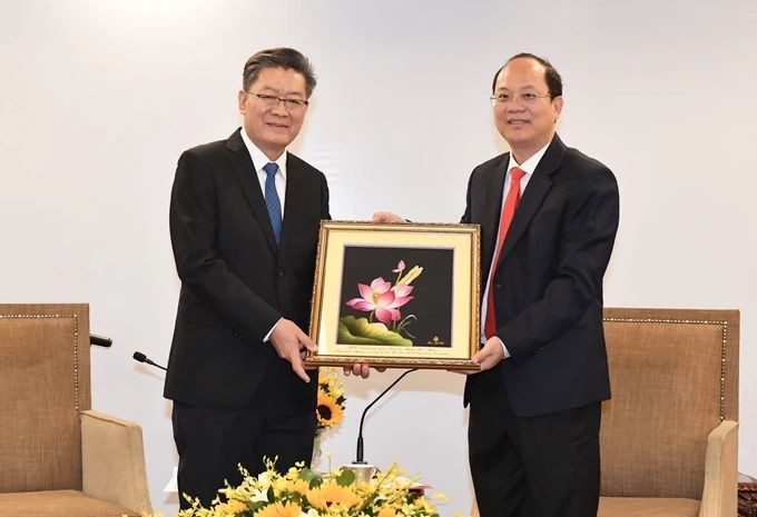 市委常务副书记阮胡海向广州市委书记郭永航赠送纪念品。（图：越勇）