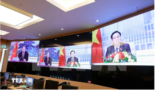 越南国会主席王廷惠与中国全国人大常委会委员长赵乐际举行视频会谈。（图：越通社）