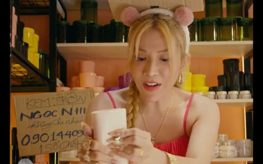 电影《女姑一家》中有不少角色在直播带货的场景。