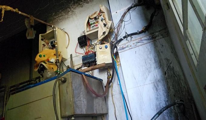 起火部位留下烟熏火烧后的痕迹。（图：志石）