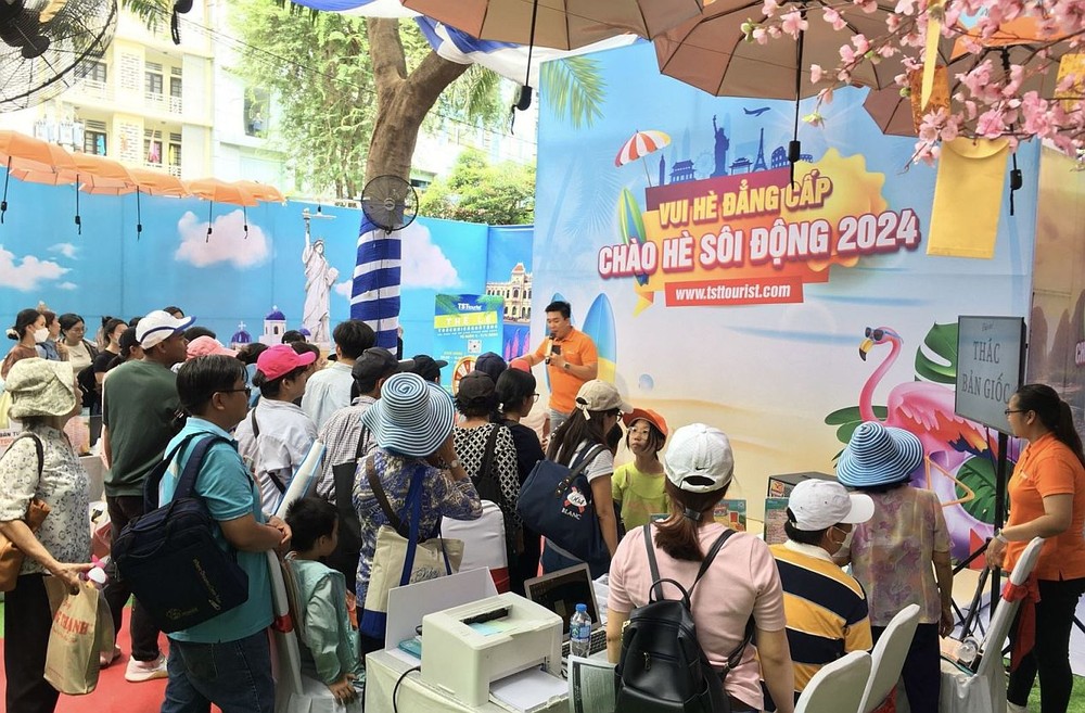 遊客争相订购“旅遊套餐”