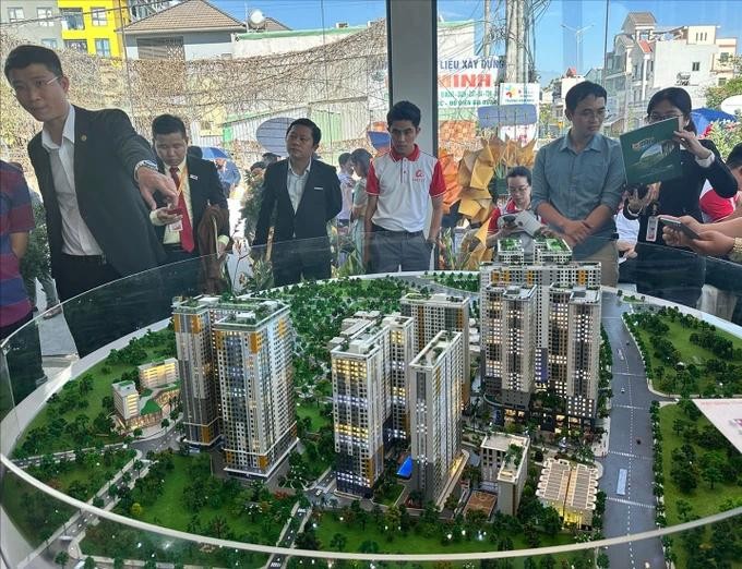 客户在了解本市东区的一高端公寓项目。（图：德忠）