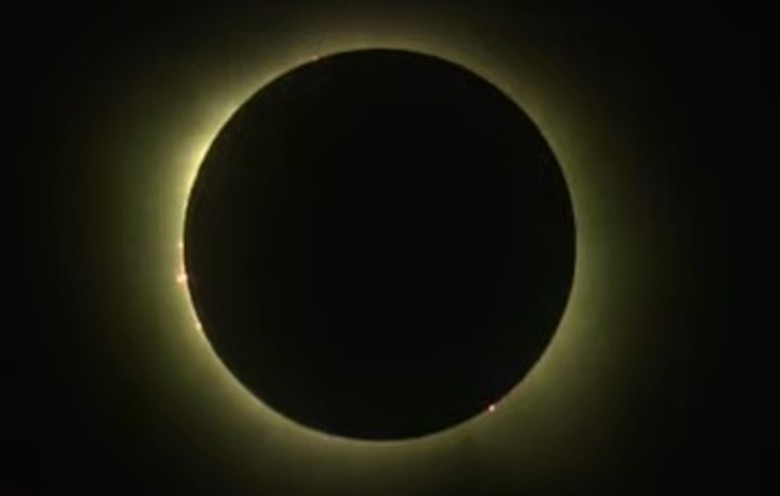 北美洲部分地区上演日全食