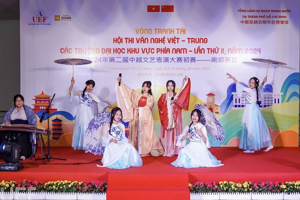 大学生精彩的表演节目。