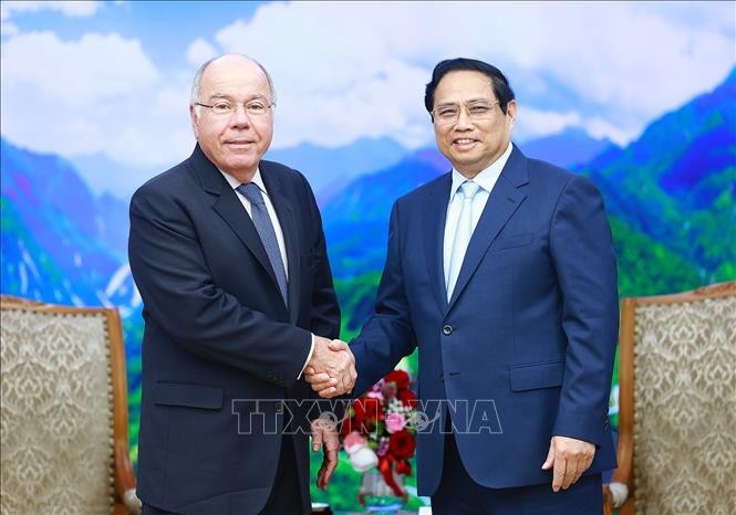 政府总理范明政（右）接见巴西联邦共和国外交部长毛罗‧维艾拉。（图：越通社）