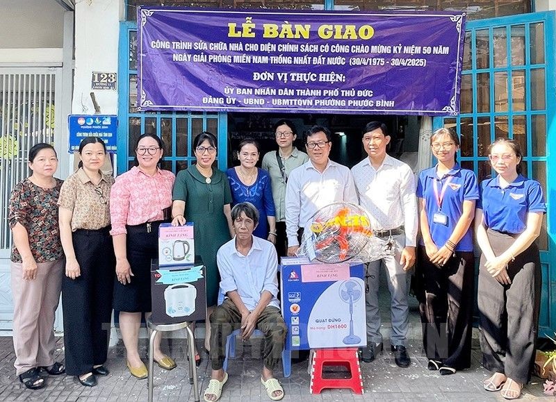 守德市“报恩答义”基金管委会代表团向1/4级荣军武玉茧移交情义屋。（图：市党部新闻网）
