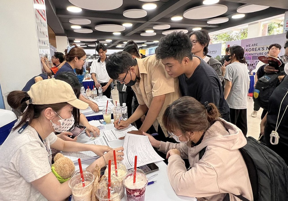 各企业在招聘盛会上为大学生提供就业谘询。（图：孝义）