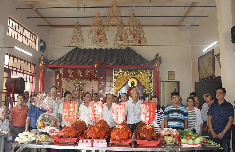 毕氏宗祠理监事会、顾问、宗亲以及冯氏同枝共荣兄弟共祭先祖。