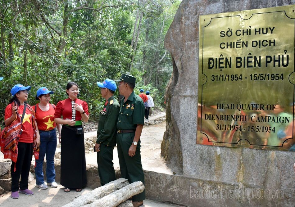 游客透过讲解员瞭解资讯。