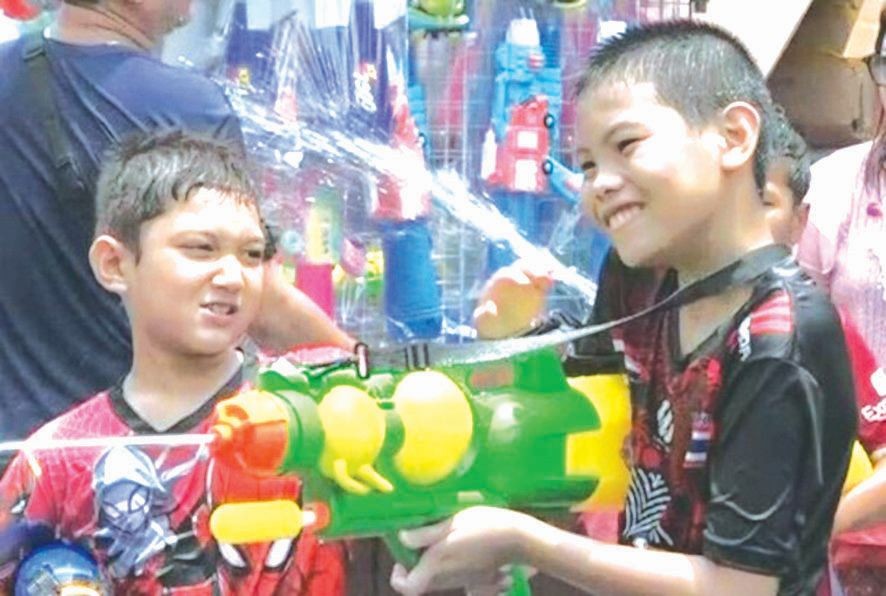 曼谷街头群众聚集打水战。（图：互联网）