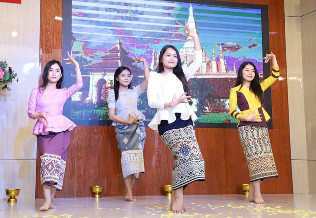 老柬留学生在聚会上表演文艺。（图：吴松）