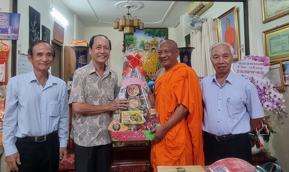 发扬各民族大团结精神