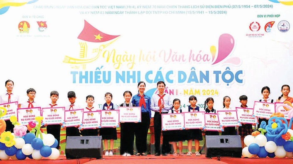 给发愤图强的少数民族学生颁发奖学金。（图：仲英）