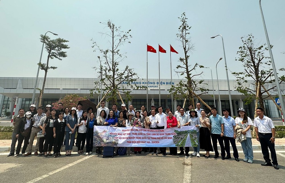 市越中友协代表团抵达奠边府合照留念。