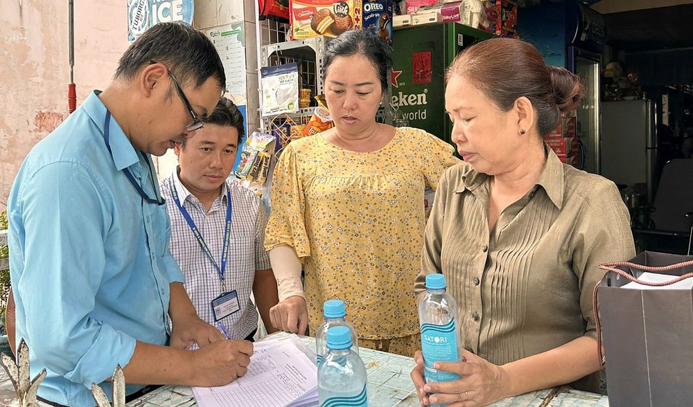 第十郡街区干部向民众宣传法律和政策资讯。