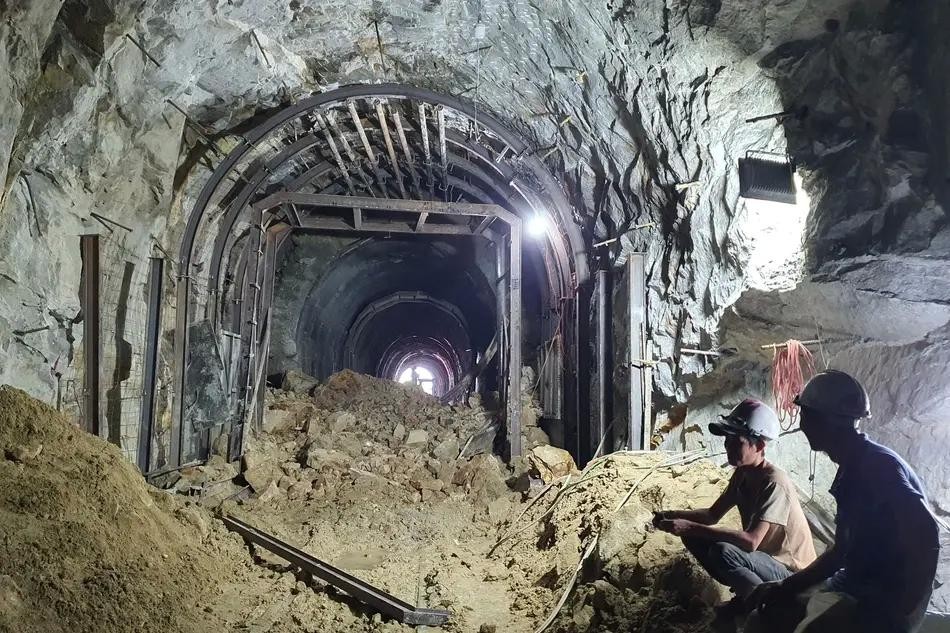 图为北-南铁路线的风滩隧道上坍塌现场。（图：忠诗）