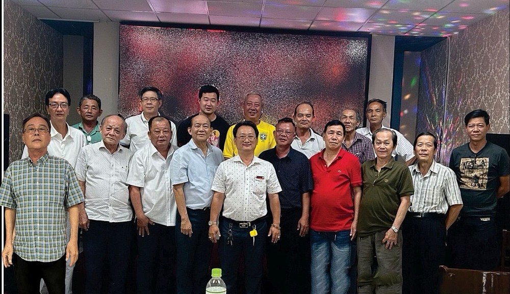 第十二届理事会成员选举后留影。